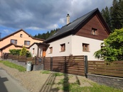 Prodej rodinného domu 5+1, se zahradou s výměrou 1851m2 v obci Jeseník., cena cena v RK, nabízí