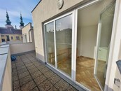 Střešní byt 2+kk 60 m2 + dvě terasy 25 m2, na ul. Panská 10 - Pasáž Rozkvět, cena 21520 CZK / objekt / měsíc, nabízí 