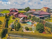 Rodinný dům s bazénem, rybníčkem i obrovskou zastřešenou pergolou vybavenou krbem i kuchyňskou linkou v Mantově, cena 13200000 CZK / objekt, nabízí