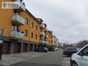 Pronájem bytu 2+kk s balkonem a parkovacím místem, cena 15000 CZK / objekt / měsíc, nabízí 