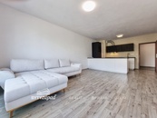 Pronájem prostorného a slunného bytu 2+kk o velikosti 80 m2, cena 17500 CZK / objekt / měsíc, nabízí