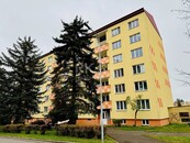 Prodej světlého bytu 2+1 s lodžií, komora, sklep, 5.P, 62,9 m2, ul. Matěje Kopeckého - Cheb, cena 2190000 CZK / objekt, nabízí 