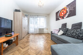 Pronájem bytu 2+1, 53 m2 s balkonem a sklepem, ve 3.np. domu s výtahem, P 3 - Žižkov, ul. Pod Lipami, cena 21500 CZK / objekt, nabízí