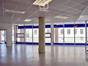 Pronájem přízemního obchodního prostoru s výlohami v Tachově na náměstí Republiky, 145 m2, cena 18700 CZK / objekt / měsíc, nabízí