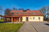 Prodej komerčního objektu s 4 byty, výměra 600 m2 - obec Vysoké Veselí, cena 10000000 CZK / objekt, nabízí