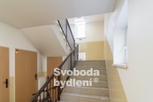 Doporučujeme prodej slunného mezonetového bytu 1+kk s otevřenou galerií a balkonem, 57,35m2 + balkon 1,96m2, Šestajovice, ul. Komenského, cena 4700000 CZK / objekt, nabízí 