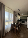 Moderní, plné zařízený a světlý byt o dispozici 3+1 s balkonem a garážovým stáním na Praze 5, cena 37000 CZK / objekt / měsíc, nabízí
